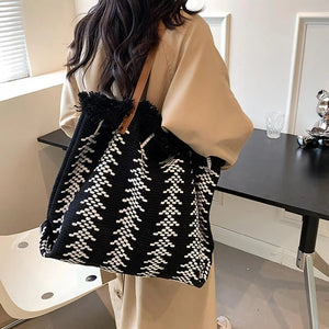 Luxury Design Woven Tote Bag Casual Large Capacity Handbag Tassel Fashion Beach Holiday Women Shoulder Bag Female Shopping Purse