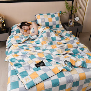 Luxury Summer Quilts Soft Emulation Silk Satin Quilted Quilt Machine Washable Air-conditioning Comforter Bedspread Thin Blanket